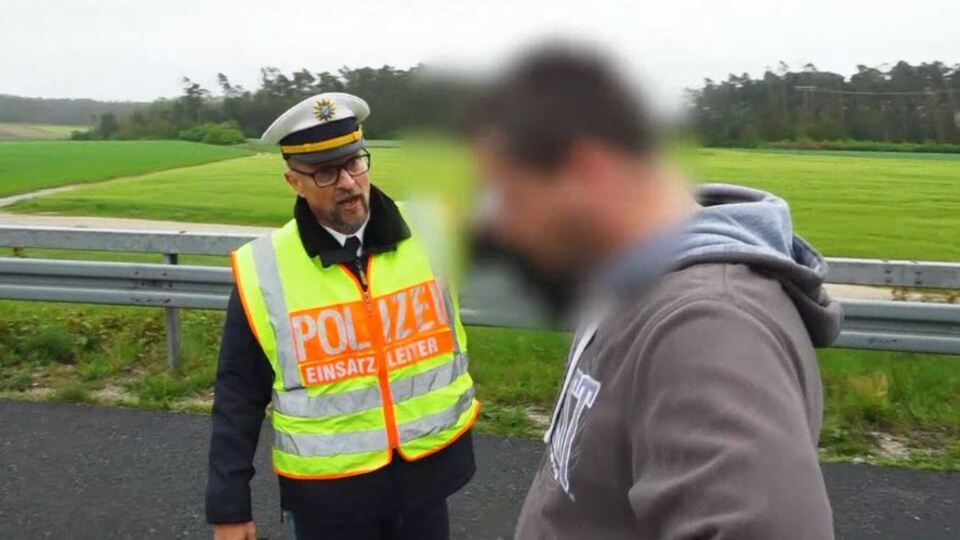 Alman polisinden insanlık dersi!