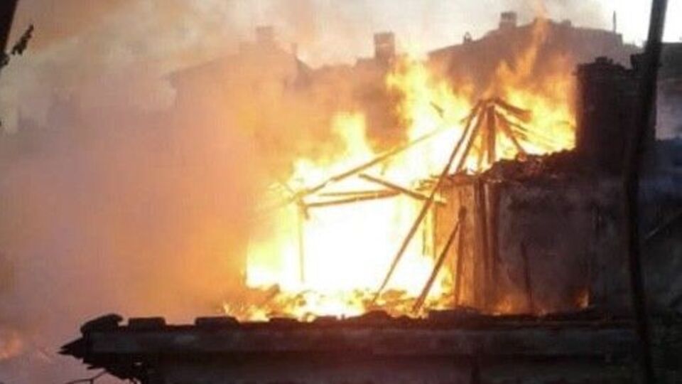 Elektrik kontağından çıkan yangın ahşap evi kül etti