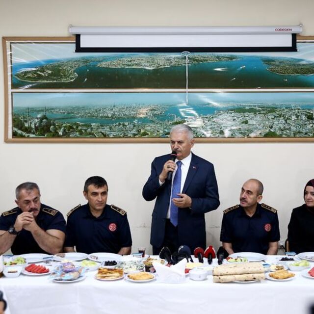 Binali Yıldırım itfaiyecilerle sahur yaptı