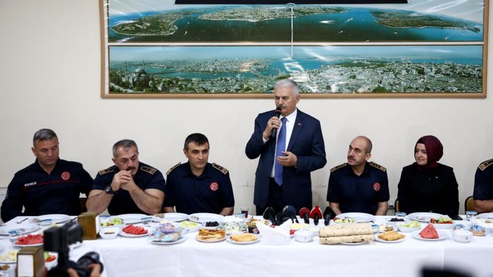 Binali Yıldırım itfaiyecilerle sahur yaptı