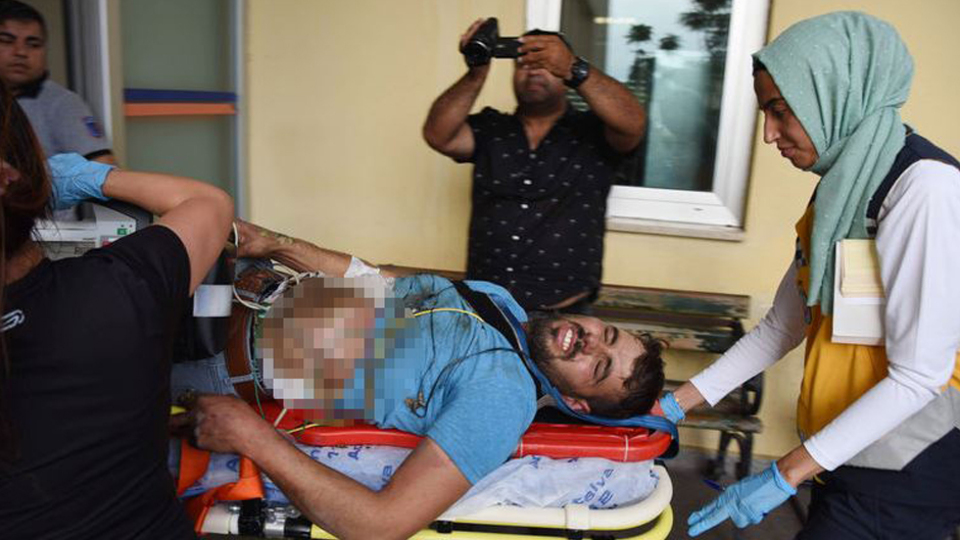 Oltası elektrik tellerine takıldı!