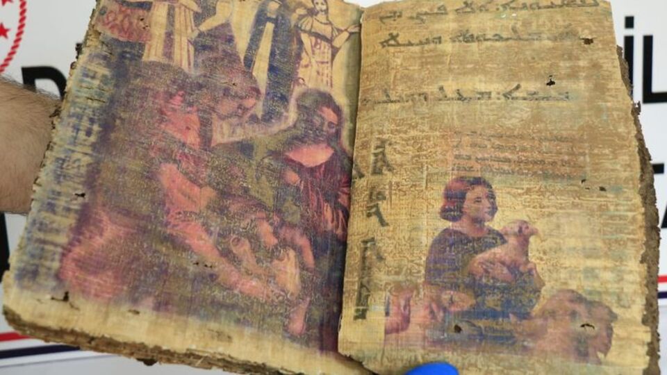 14 asırlık dini kitabı satacaklardı!