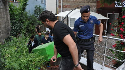Sahur vakti annesini bıçakladı
