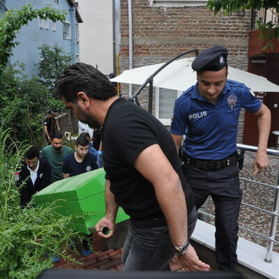 Sahur vakti annesini bıçakladı