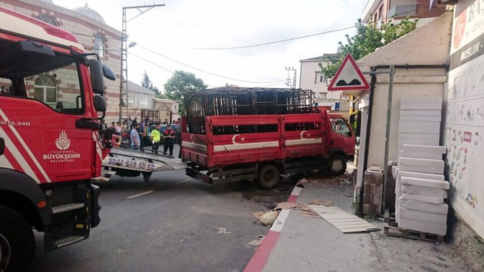 Sultanbeyli'de feci kaza! Kamyon dükkana girdi...