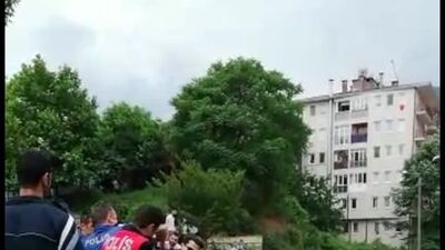 Köprüden atlamak üzere olan genci polis kurtardı