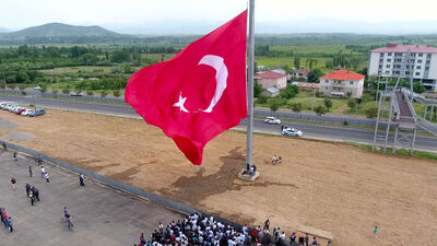 33 şehide 350 metrekarelik bayrak!