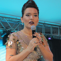 Demet Akalın tek tek sildi!