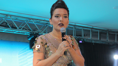 Demet Akalın tek tek sildi!