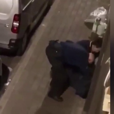 Belçika polisi, kelepçeli şüphelinin kafasını tekmeledi