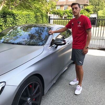 Yıldız futbolcu arabasını satıyor!