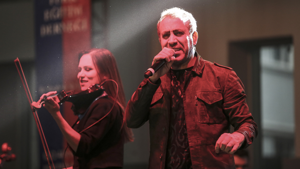 Haluk Levent'ten anlamlı düet