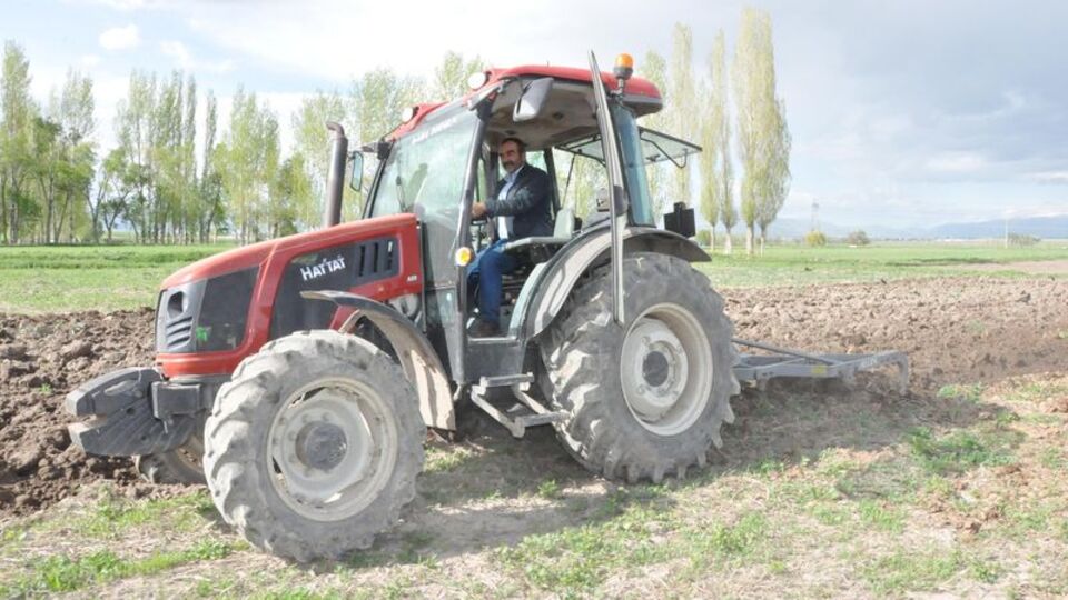 Tarlasını süren çiftçinin traktörüne takıldı