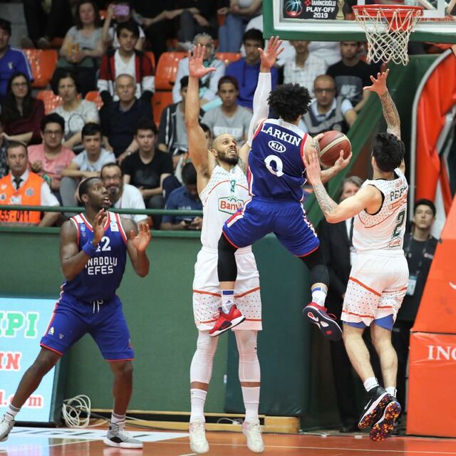 Anadolu Efes yarı finalde!
