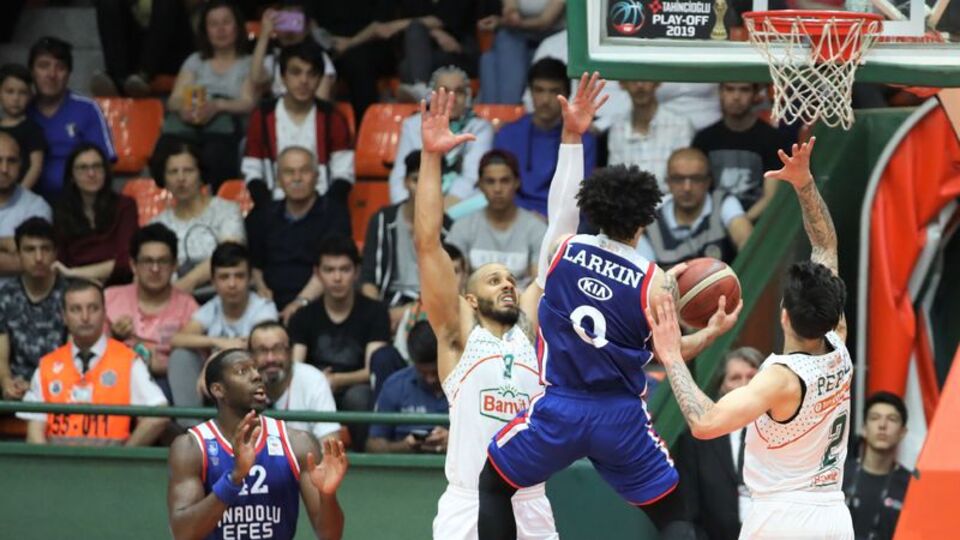 Anadolu Efes yarı finalde!