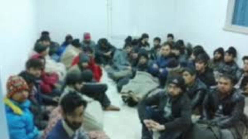 Balıkesir'de 66 kaçak göçmen yakalandı