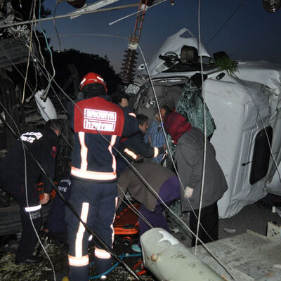 Akaryakıt tankeri ile arı yüklü kamyonet çarpıştı: 1 ölü, 5 yaralı