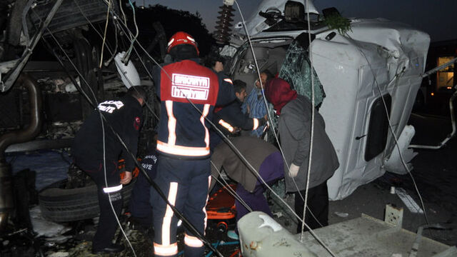 Akaryakıt tankeri ile arı yüklü kamyonet çarpıştı: 1 ölü, 5 yaralı