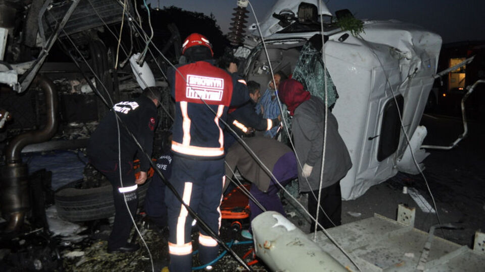 Akaryakıt tankeri ile arı yüklü kamyonet çarpıştı: 1 ölü, 5 yaralı