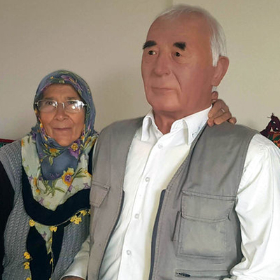 Babalarının balmumu heykelini yaptılar