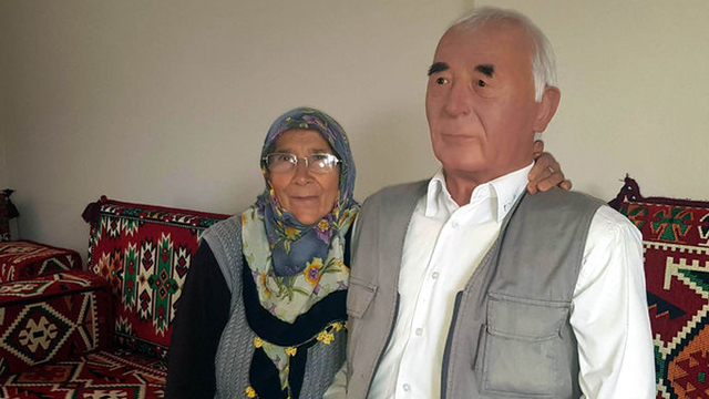 Babalarının balmumu heykelini yaptılar