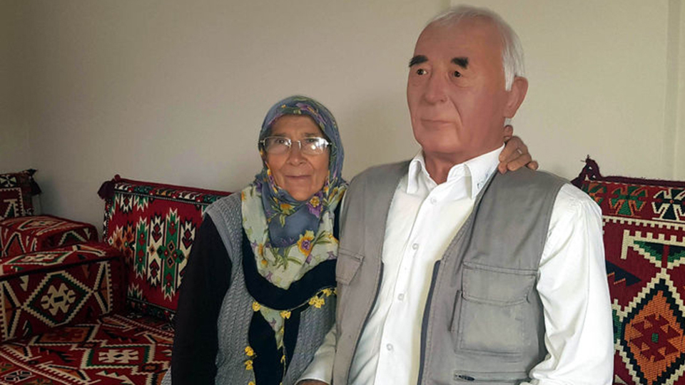 Babalarının balmumu heykelini yaptılar