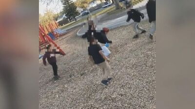 Kanada'da çocuklar kendilerini uyaran kadına saldırdı!