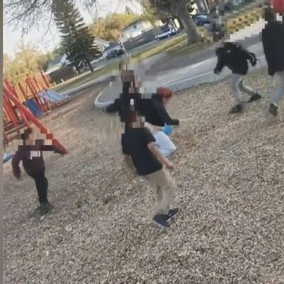 Kanada'da çocuklar kendilerini uyaran kadına saldırdı!