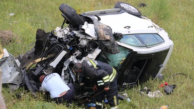 5 metreden düşen otomobilin sürücüsü yaralandı