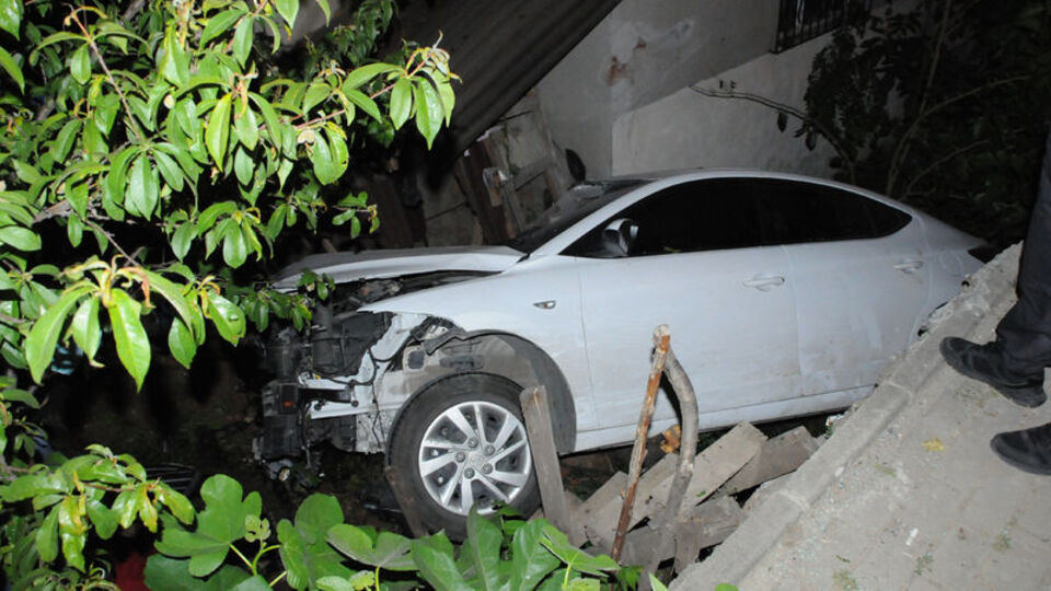 Otomobil evin bahçesine devrildi: 2 yaralı