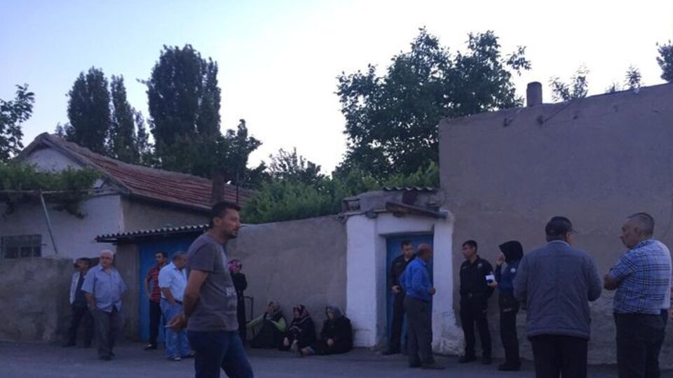 Evin bahçesinde ölü bulundular