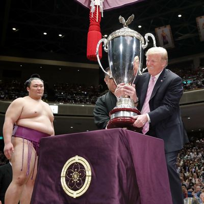 Sumo turnuvasına katılan Trump alay konusu oldu