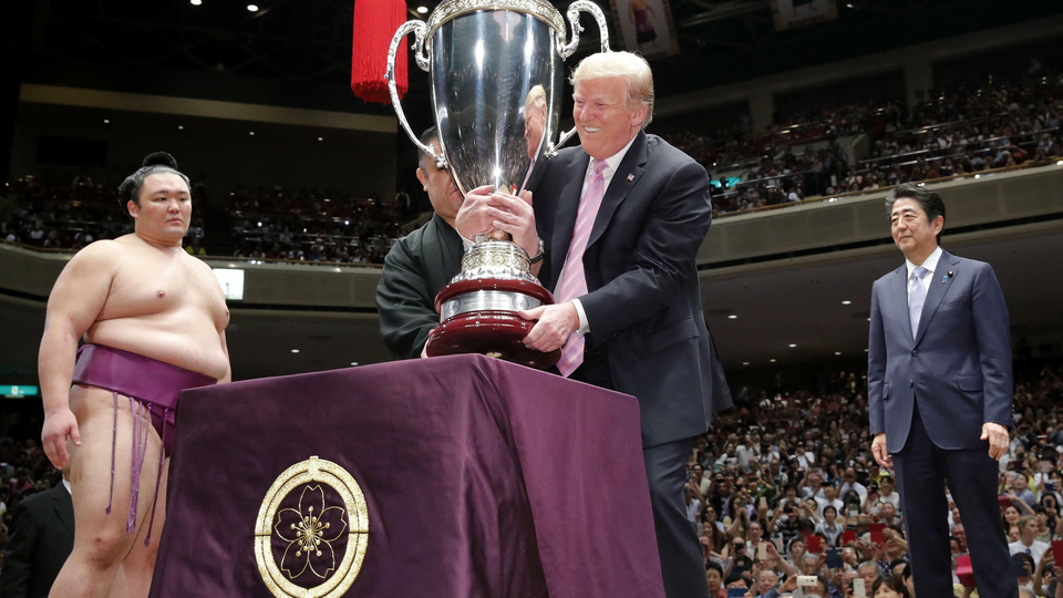 Sumo turnuvasına katılan Trump alay konusu oldu