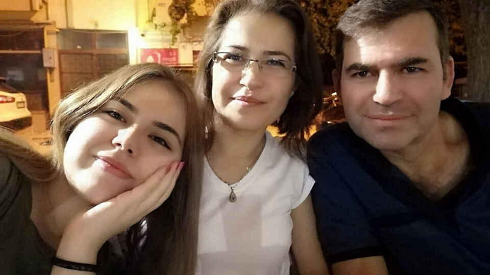 "Utanarak yaşamaya devam ediyoruz"