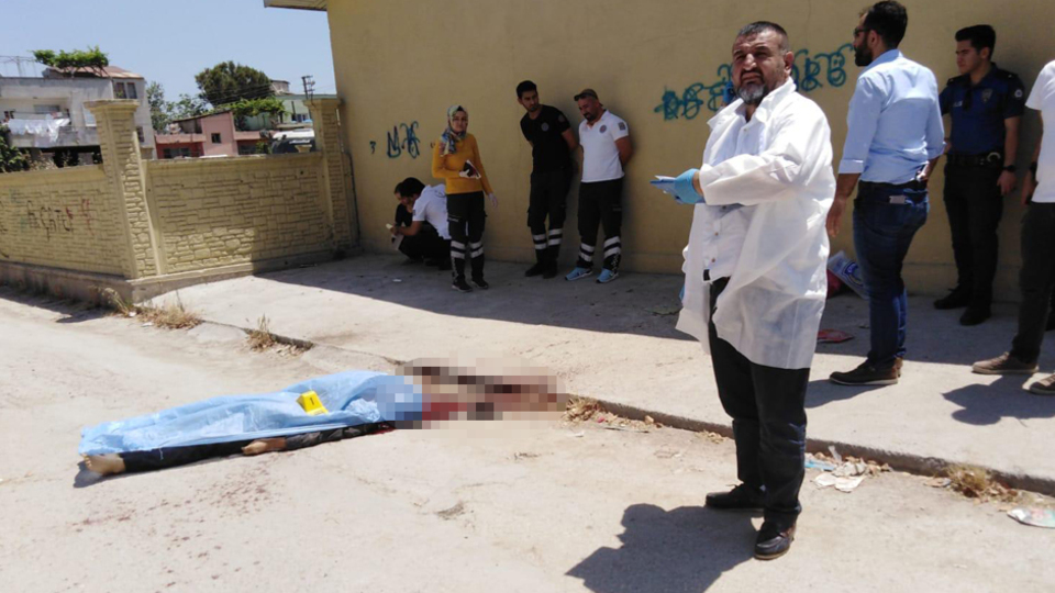 Sokakta boğazını keserek öldürdü!