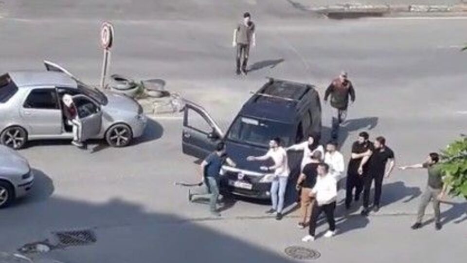 Kemerle saldıran sürücü nakavt oldu!