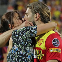 Eşini öpücüklere boğdu