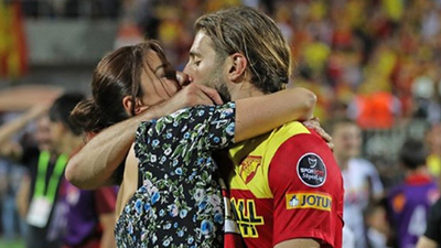 Eşini öpücüklere boğdu