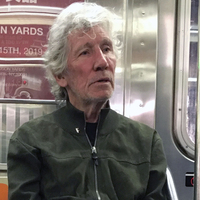 Ünlü şarkıcı metroda