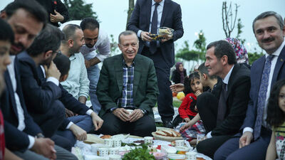Erdoğan, vatandaşlarla iftar yaptı
