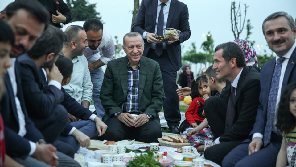 Erdoğan, vatandaşlarla iftar yaptı