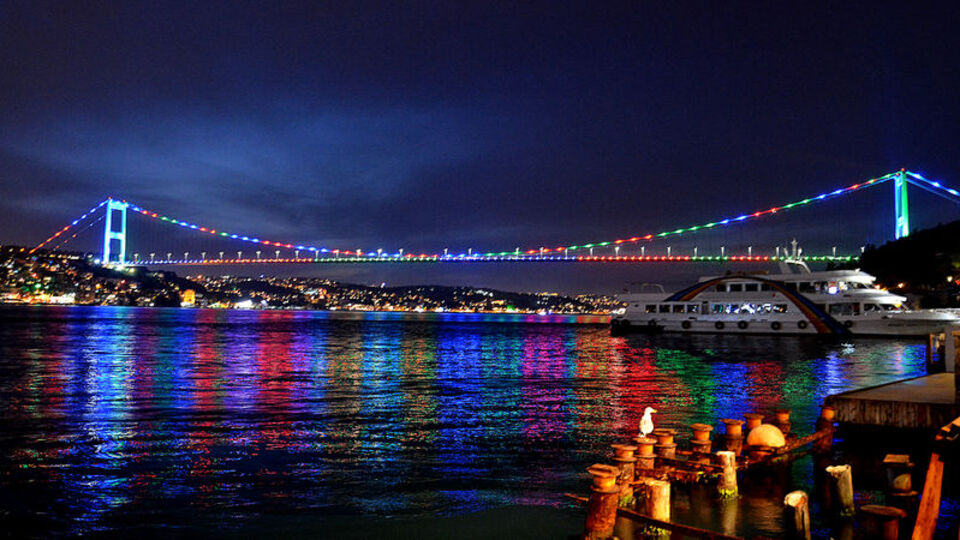 İstanbul'da köprüler, Azerbaycan bayrağı renklerine büründü