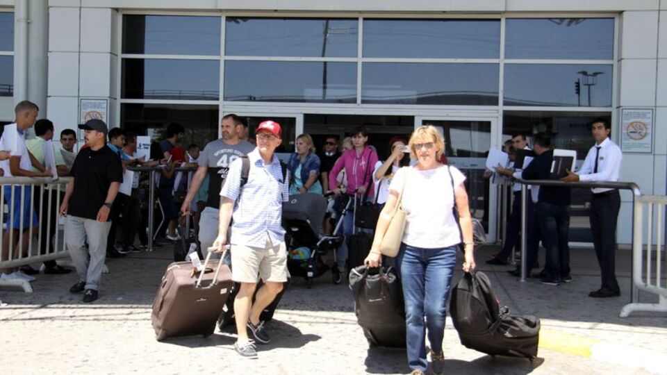 Antalya'ya gökten turist yağdı!