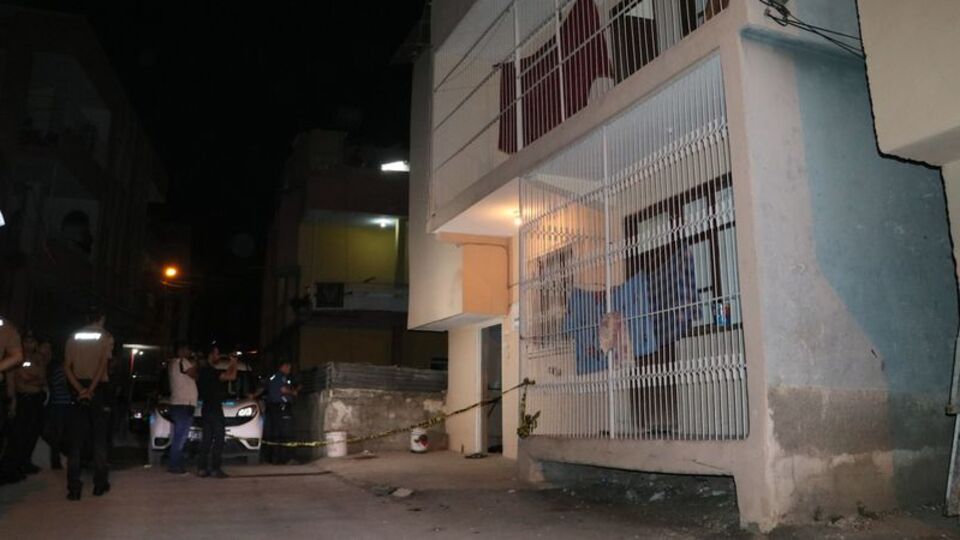 Babasını bıçakla ağır yaraladı