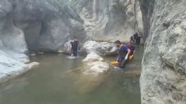 Balıklama atladı, kayalıklara çarparak öldü