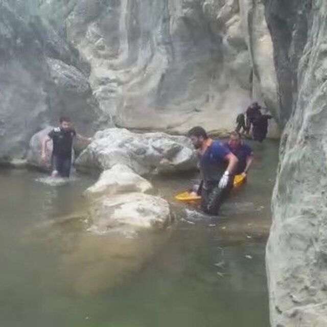 Balıklama atladı, kayalıklara çarparak öldü