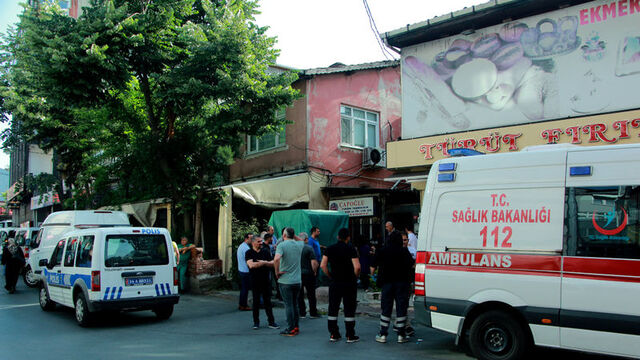 Abisini bıçaklayıp polisi bekledi