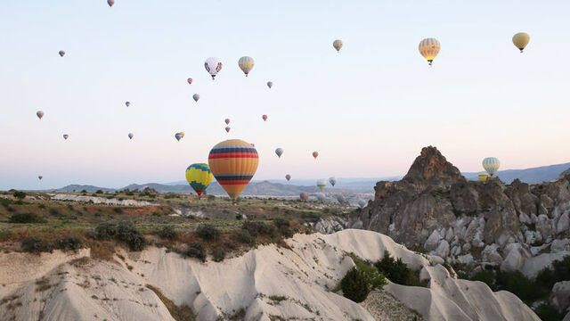 Balonlar semaları renklendiriyor