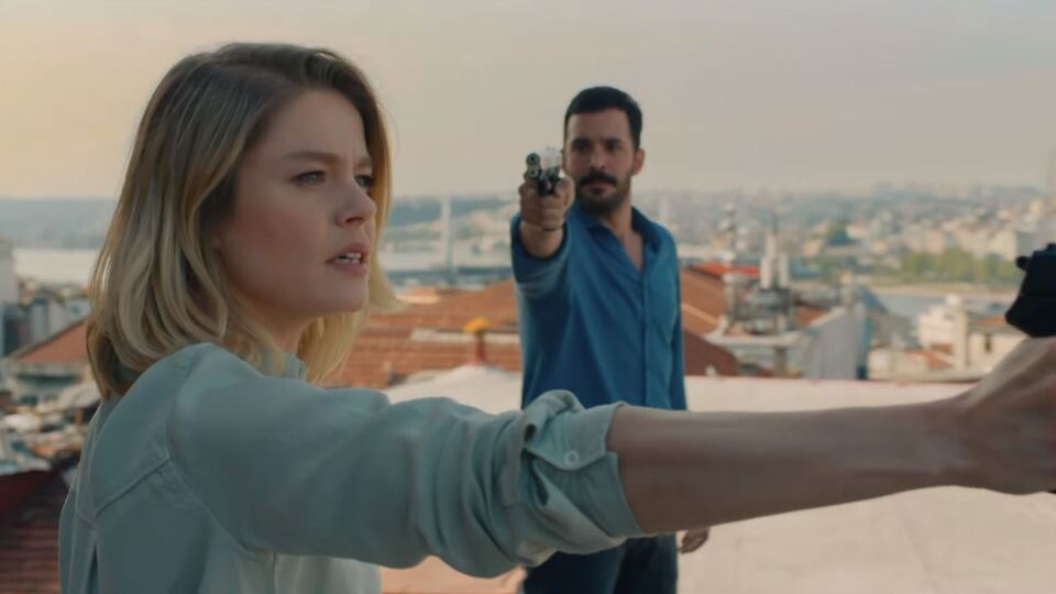 Dila Behram'a, Kuzgun Dila'ya silah doğrultuyor!