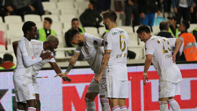 Sivasspor'un yüzü evinde güldü